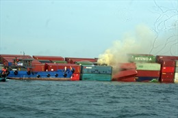 Tàu chìm trên biển Vũng Tàu chở 33 container hóa chất 